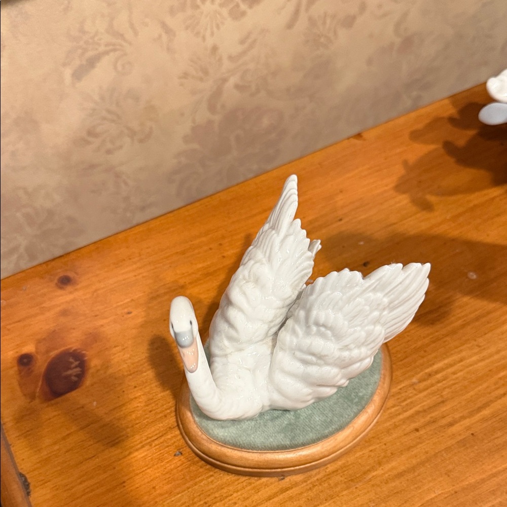 Lladro White Ceramic Swan Figurine Decorative Sculpture